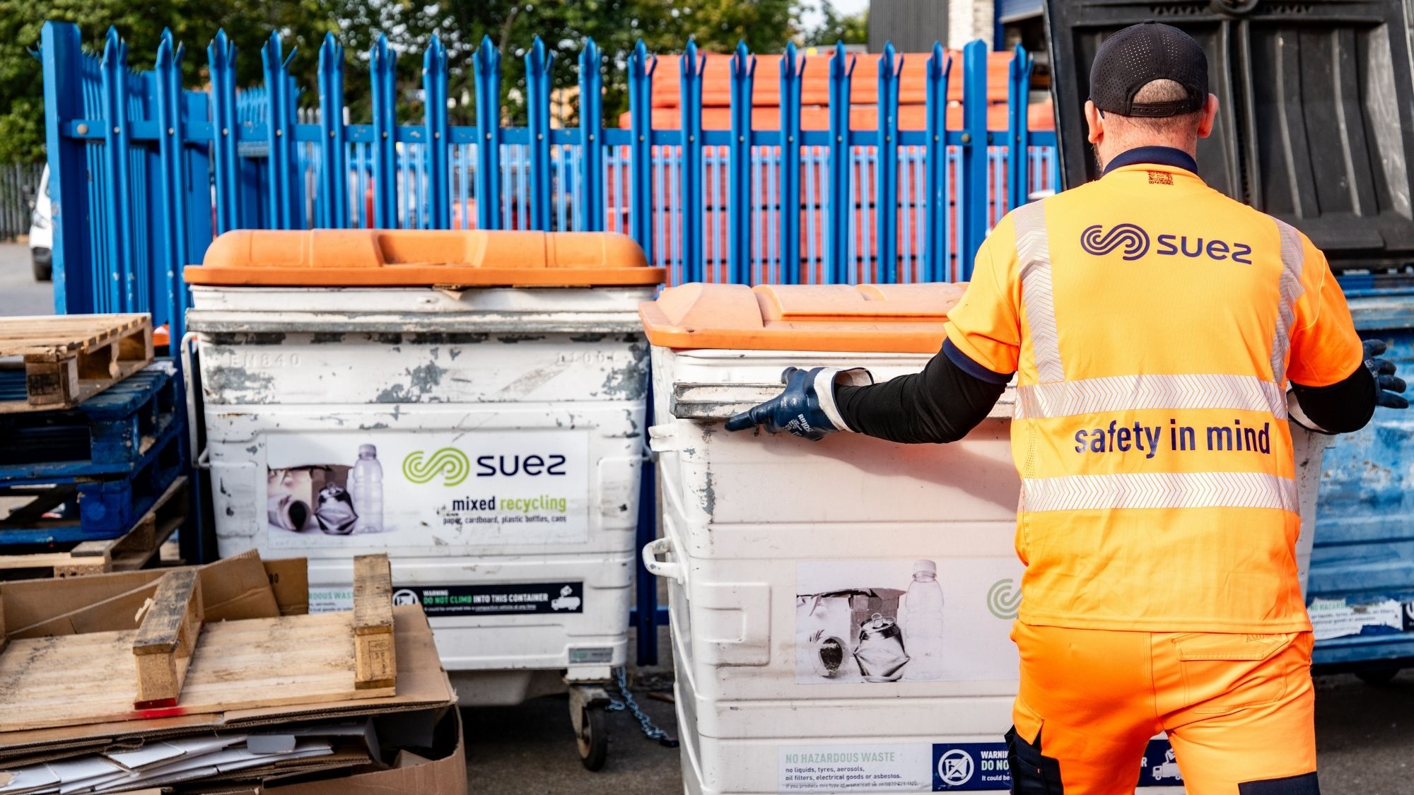 SUEZ commercial waste collection