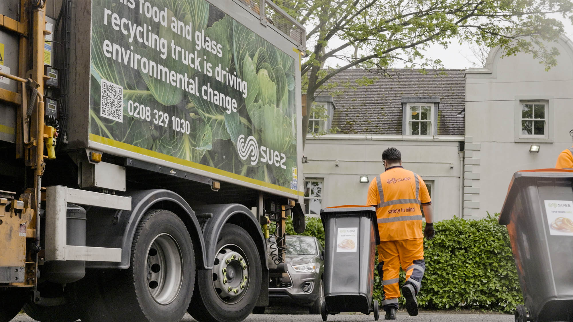 SUEZ truck and employee doing collection from Youngs pub