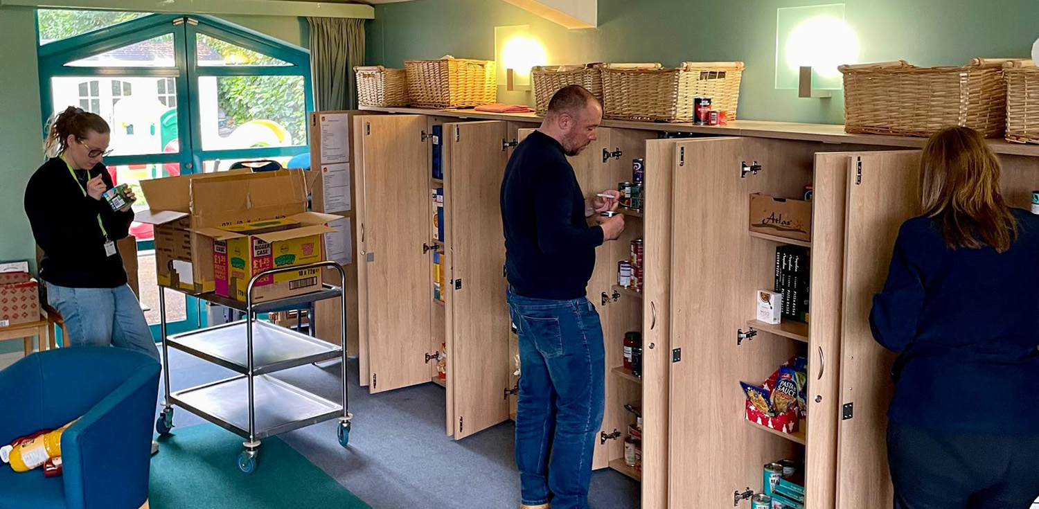 SUEZ team helping the Bags for Food initiative