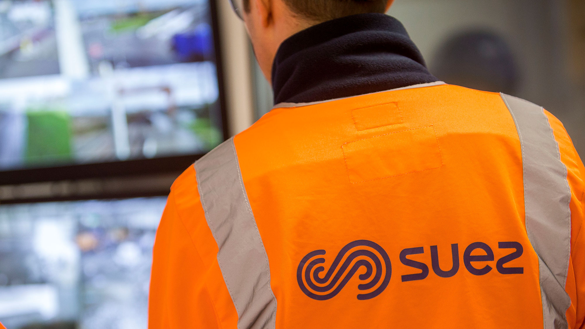 SUEZ employee and monitor