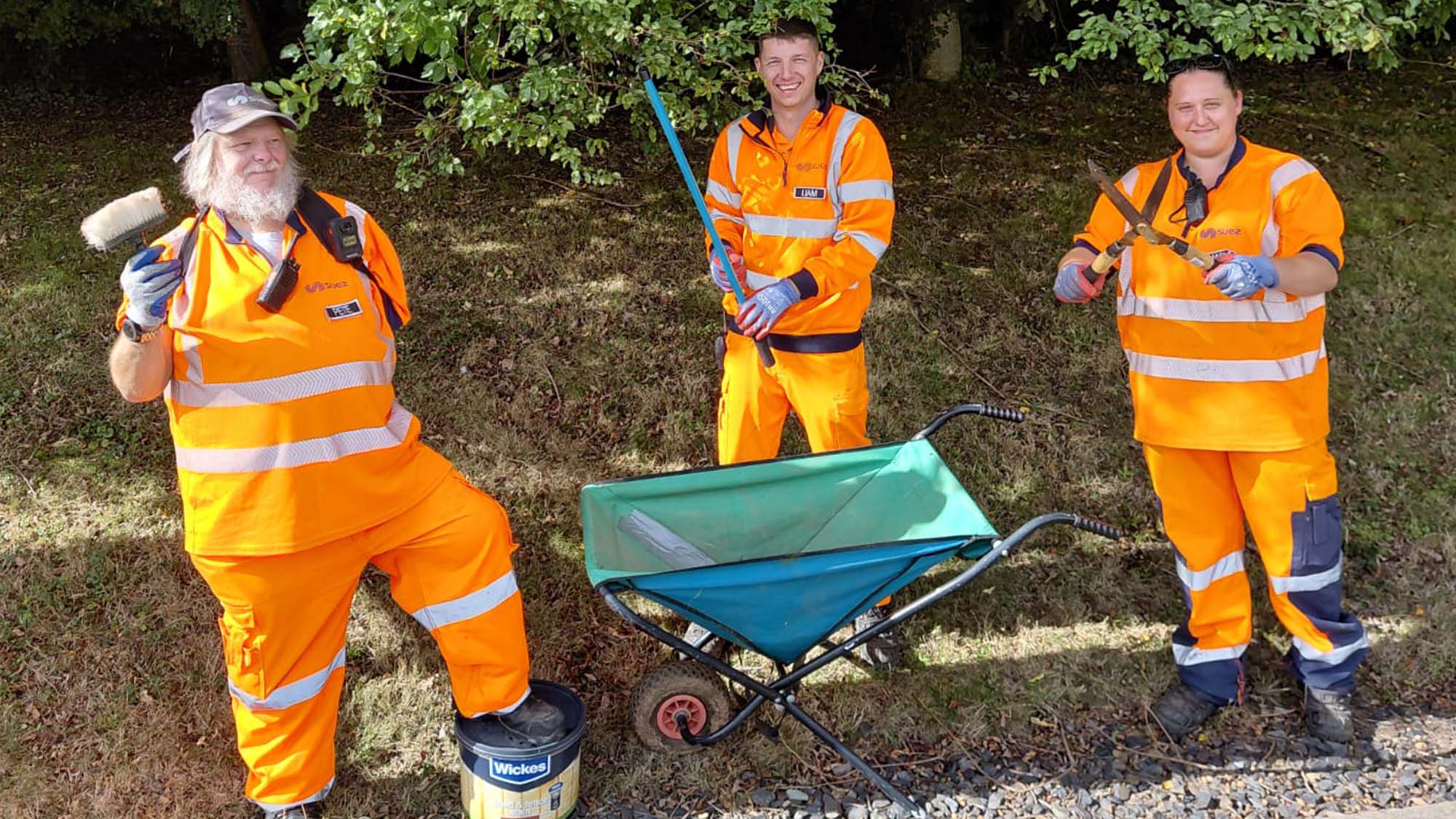 Volunteers clear grounds of Bideford School