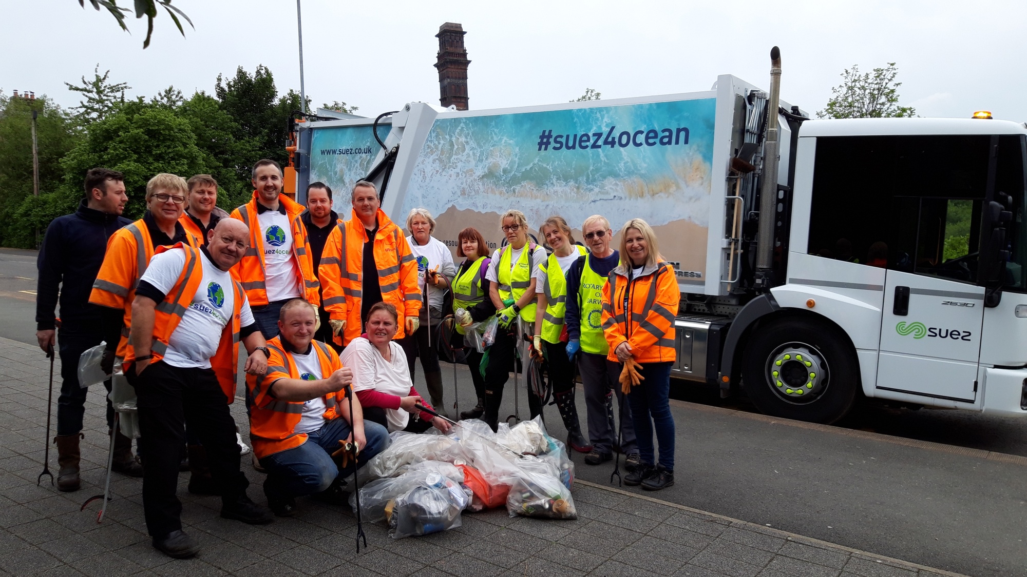 Darwen litter pick