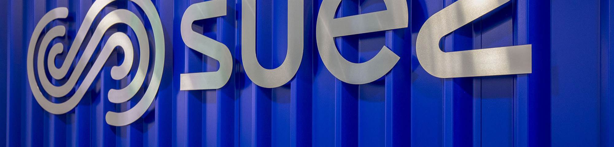 SUEZ logo on wall