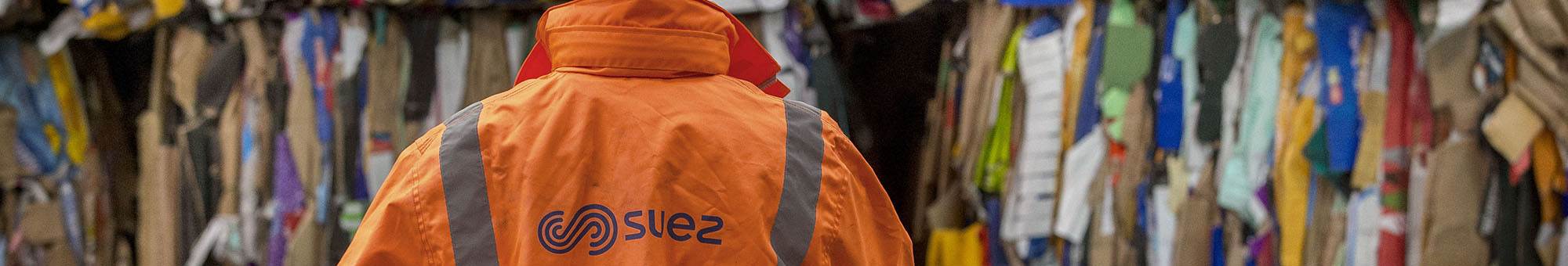 Avonmouth - Employee in front of recycling bales