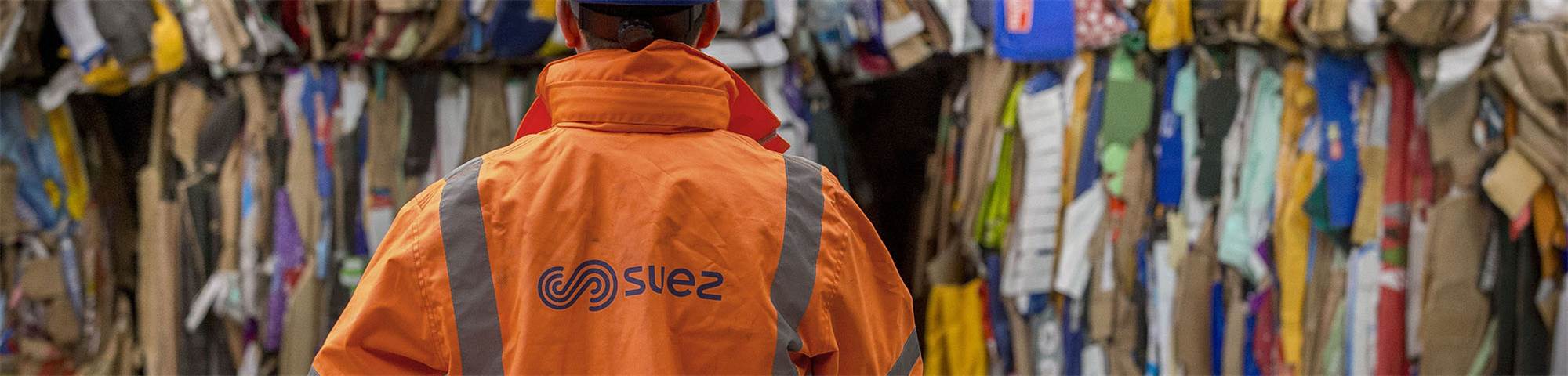 Avonmouth - Employee in front of recycling bales