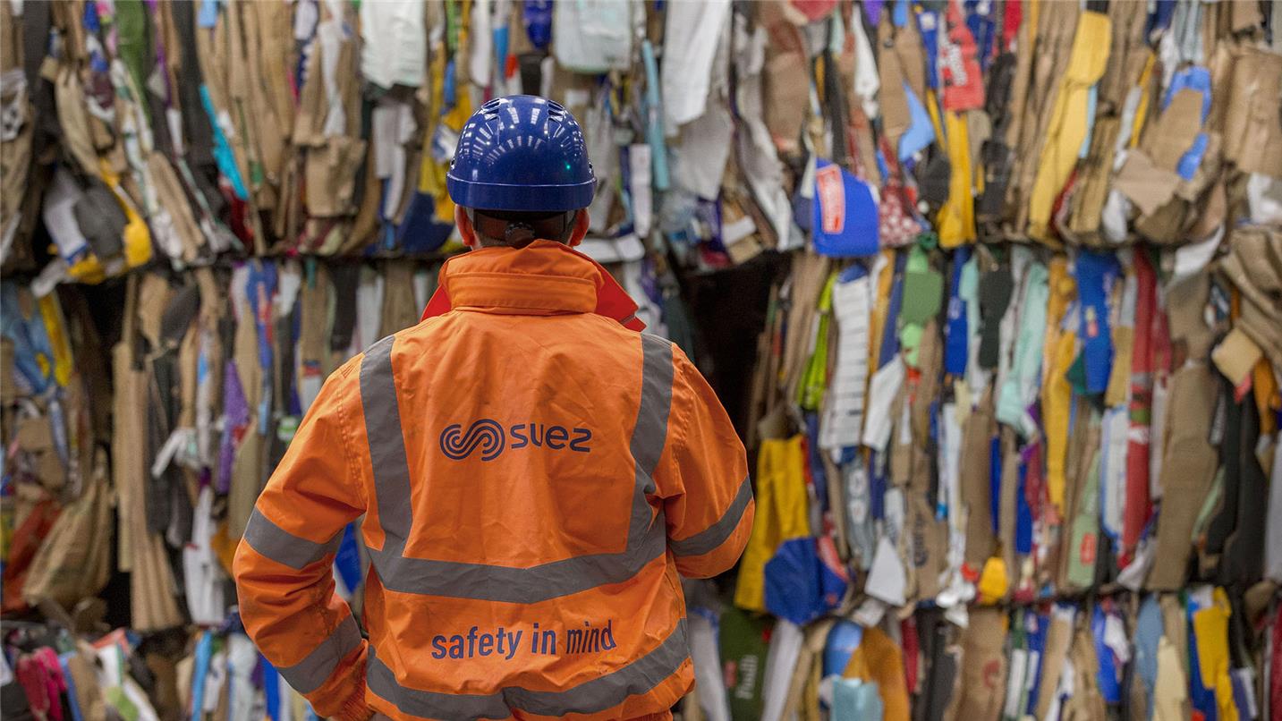 Avonmouth - Employee in front of recycling bales Avonmouth - Employee in front of recycling bales